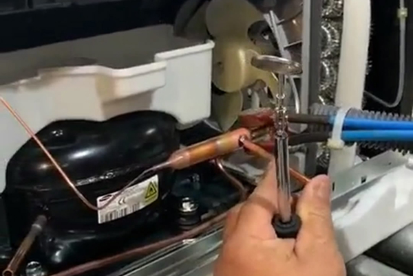 手持式焊接设备在生产线上焊接压缩机铜管接头案例