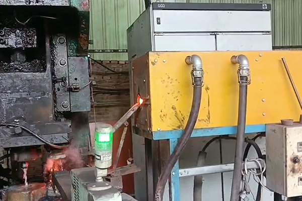 300KW中频透热炉锻造轴承圈，自动上料机械手代替人工
